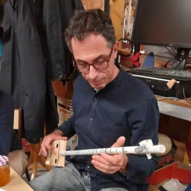 Exemple d'une guitare 1 corde fabriquée au Fablab de l'association Bagneux Environnement